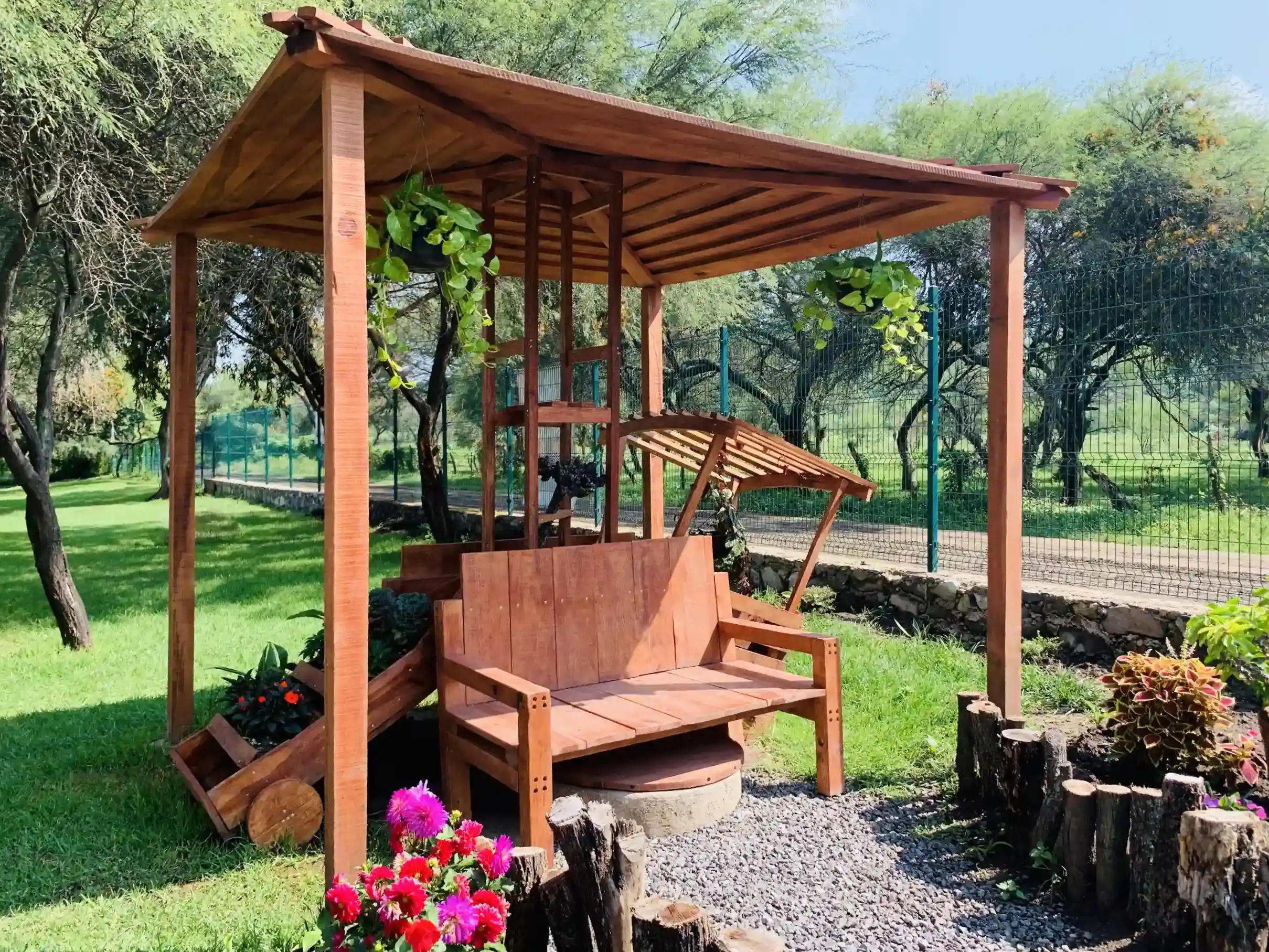 Terraza rústica con jardín de flores