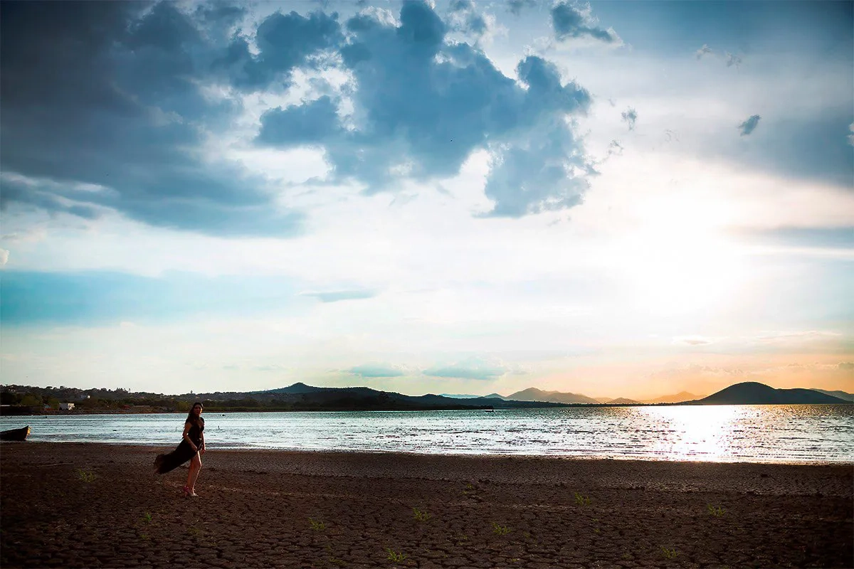 Zona de playa de la laguna al atardecer