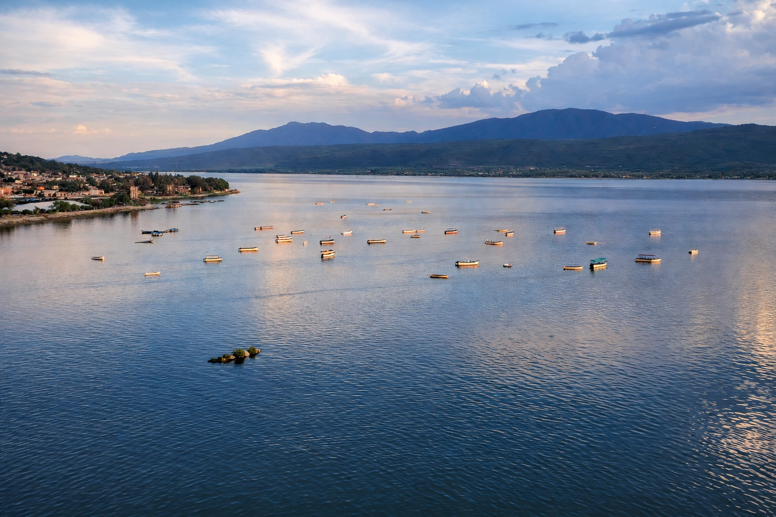 Laguna de Cajititlán — Lagunara Resort Campestre